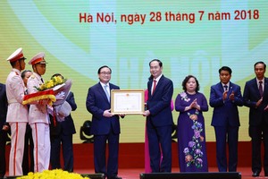 國家主席陳大光代表黨和國家領導向河內市黨部、政府及人民授予一等獨立勳章。（圖源：秋莊）