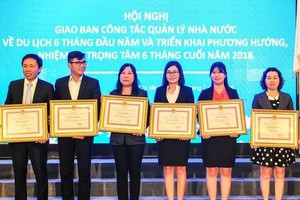 華人企業家陳僑漢（左二）獲市人委會獎狀。