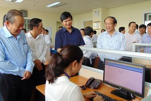 政府常務副總理張和平親往視察廣南省稅務局的行政改革工作。（圖源：玉詩）