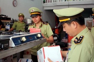 市場管理隊正在檢查贗品。