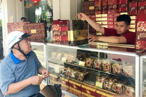 日前在同慶酒店前一擺開門市就得到顧客的青睞。