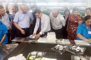 楊宏副總經理(右六)向代表團介紹產品。