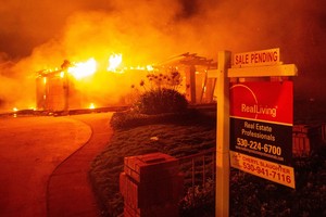 美國加州野火蔓延，死亡人數攀升至5人，超500人無家可歸。（圖源：AFP）