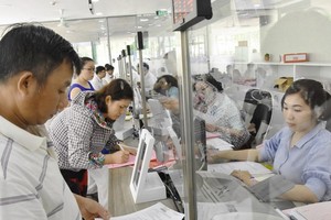 第十二郡卷宗收還部門的幹部和專員接收民眾的卷宗。