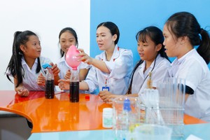 少兒在創新實驗區參加科學試驗。