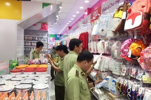 市場管理隊在檢查寶貝公司的某一連鎖店內擺售的貨品。（圖源：馮山）