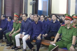 出庭受審的被告人沈啤（前排右二）與共犯。（圖源：玉華）