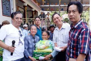 永安堂慈善團向失明者與殘疾孤寡長者頒發禮物。