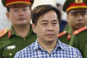 犯下“蓄意洩露國家機密”罪的被告人潘文英宇出庭聽判。（圖源：越通社）