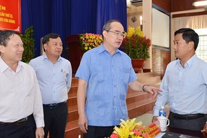 市委書記阮善仁（右二）與古芝縣領導交換意見。（圖源：越勇）