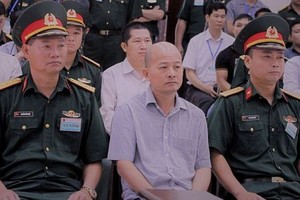 原軍隊上校丁玉系（前中）被告被判處12 年有期徒刑。（圖源：鄭線）