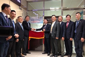 市醫藥大學醫院副院長蔡懷南與台中榮民總院長許惠恒共同揭牌。