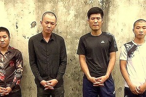 涉嫌私藏武器罪的4名嫌疑人被起訴。（圖源：俊光）