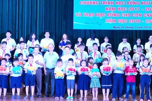 穗城、二府、溫陵會館代表頒發獎助學金給學生。