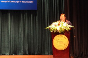 新加坡駐本市總領事廖秀琳女士在建交45週年紀念會上發表講話。（圖源：紅軍）