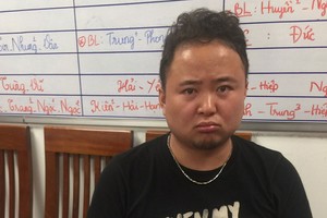 在峴港市機場內的Lotte免稅店行竊，當場人贓並獲的中國導遊白新興(音)。（圖源：文進）