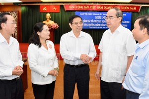 中央組織部長范明政（中）、市委書記阮善仁（右二）同與會代表交換意見。（圖源：L.Hồ）