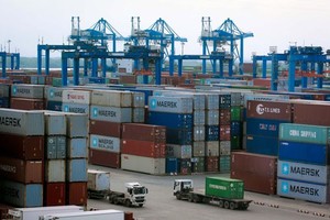 在桔萊港積存的進口貨。