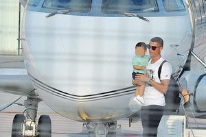 Ｃ羅手攬小兒子現身。（圖源：互聯網）