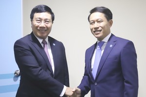 政府副總理范平明會見老撾外長沙倫塞‧貢馬西。（圖源：越通社）