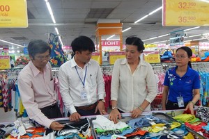 “國人優先用國貨”運動中央指委會工作團前往視察順化市Co.opmart超市的國貨銷售情況。（圖源：baothuathienhue.vn）