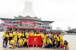 參加夏令營的啟秀華文中心學生在中國留影。