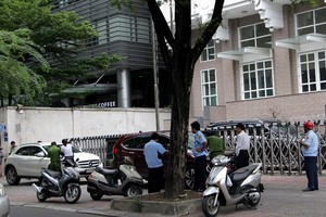 職能力量對停泊在市高級人民法院前人行道上的兩輛汽車進行製作現場筆錄處罰。（圖源：阮強）