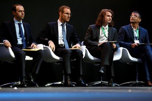 ４人獲頒“數學界諾獎”，最年輕者年僅 30（彼得‧朔爾策，右二）。（圖源：AFP）