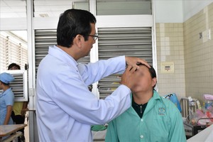 醫生為病人檢查。（圖源：LĐO）