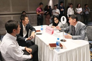 越中企業正在交流。