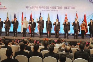 范平明副總理（左五）與東盟各成員國外長合照。（圖源：越通社）