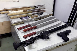 被扣留並沒收的危險武器。（圖源：玉明）