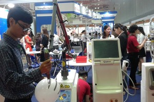 參觀者即場試驗展示產品。