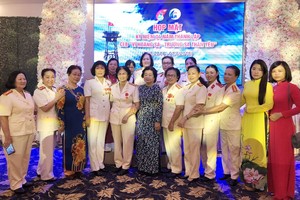 原國家副主席張美華與黃沙長沙俱樂部會員合影。