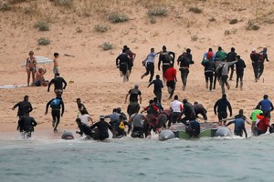 移民逃往西班牙海灘。（路透社）