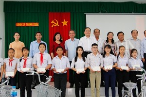 越南祖國陣線中央委員會主席陳清敏同志（後排左五）向貧窮好學子弟頒發助學金及自行車後同大家合影留念。（圖源：馮勇）