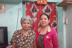 金霖與母親合影。