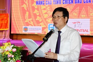 越南新聞工作者協會常務副主席胡光利在研討會上致詞。（圖源：清茶）