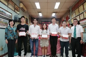 理事長關貴鴻（右）和第十郡勵學會代表（左）向各大學生頒獎合照。