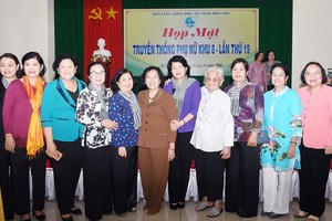 國家副主席鄧氏玉盛（右五）同與會代表合影留念。（圖源：友協）