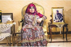 拉登的母親加尼姆接受《衛報》專訪，她身旁放了兒子拉登的照片。（圖源：衛報）