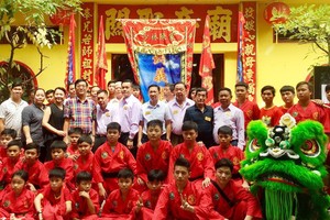 該廟全體理事會、顧問等人與獅團合照留念。