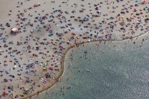 8月4日，歐洲遭遇極端高溫天氣，德國海灘人滿為患。（圖片來源：視覺中國）