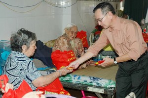 本報代表探望老人院向老人派發禮物。