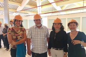 華人商販應氏蓮(右一)與各商販、管委會代表視察工程進度。