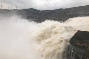 山羅與和平水電廠同時排洪。（圖源：文筍）