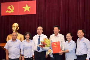 市委書記阮善仁（左三）向市委組織處副主任陳忠勇（右三）頒發按制度退休的《決定》後同市委組織處領導合照。（圖源：市黨部新聞網）