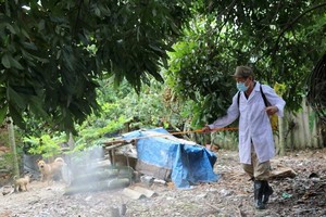 獸醫人員在海防市安陽縣安紅鄉的禽流感疫區進行噴射消毒。（圖源：明秋）