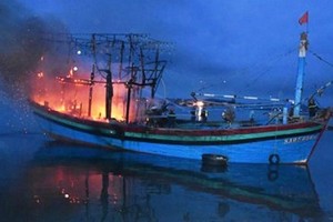 火勢從機艙燃起，迅速蔓延籠罩駕駛室。（圖源：M.H）