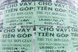 在舊邑郡六岔路立交橋下面貼滿了各種貸款傳單。